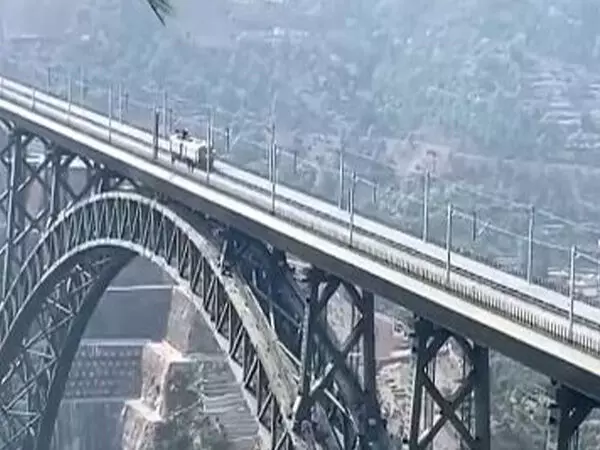 JK: रेलवे अधिकारियों ने दुनिया के सबसे ऊंचे रेल पुल चेनाब रेल पुल का निरीक्षण किया