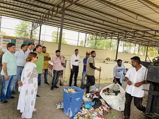 Punjab News: नगर निगम आयुक्त ने फगवाड़ा में स्वच्छता अभियान की शुरुआत की