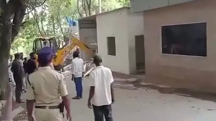 Hyderabad: हैदराबाद में जगन रेड्डी के घर के पास तोड़फोड़ के एक दिन बाद आईएएस अधिकारी का तबादला