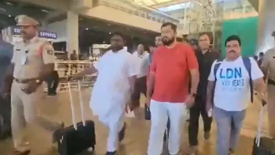 Telangana: भाजपा नेता राजा सिंह को हैदराबाद हवाई अड्डे पर हिरासत में लिया गया