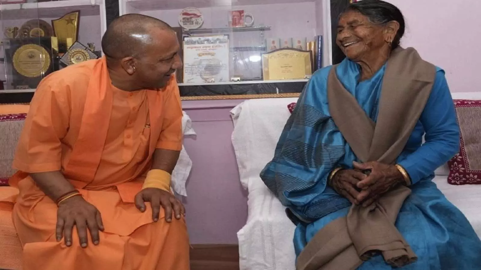 Rishikesh: एम्स में भर्ती मां का हेल्थ अपडेट जानने पहुंचे CM योगी