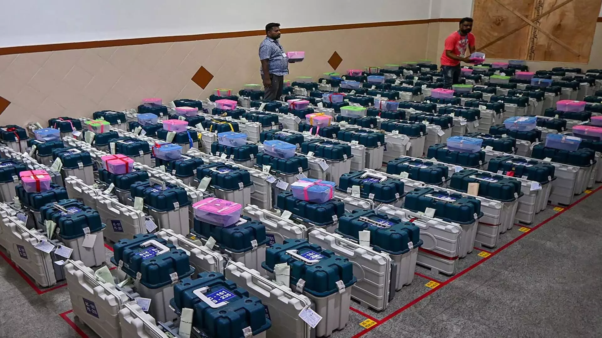 Mumbai: मतगणना केंद्र पर मोबाइल के इस्तेमाल पर चुनाव आयोग का प्रेस नोट