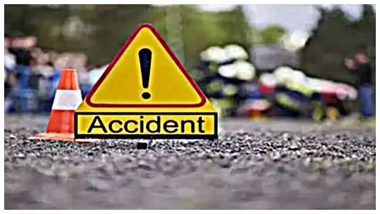 Dumka : केदारनाथ के जा रही टूरिस्ट बस उत्तर प्रदेश में दुर्घटनाग्रस्त, 4 लोग गंभीर रूप से घायल