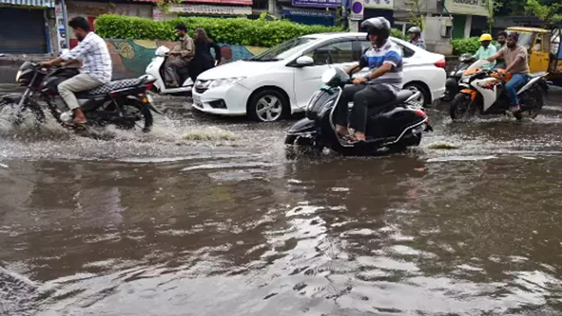 Hyderabad: जलभराव ने पॉश आईटी कॉरिडोर के आसपास के इलाकों को भी नहीं बख्शा