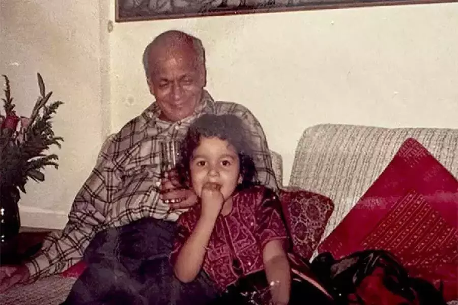 Alia Bhatt ने अपने दिवंगत दादा के जन्मदिन पर उनके साथ पुरानी तस्वीरें साझा कीं