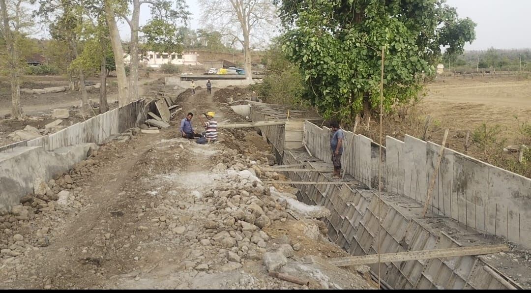 Raisen: धड़ल्ले से हो रहा चैनपुर पटपरी के नाले पर ओवर ब्रिज का निर्माण, ग्रामीणों ने उठाएं सवाल
