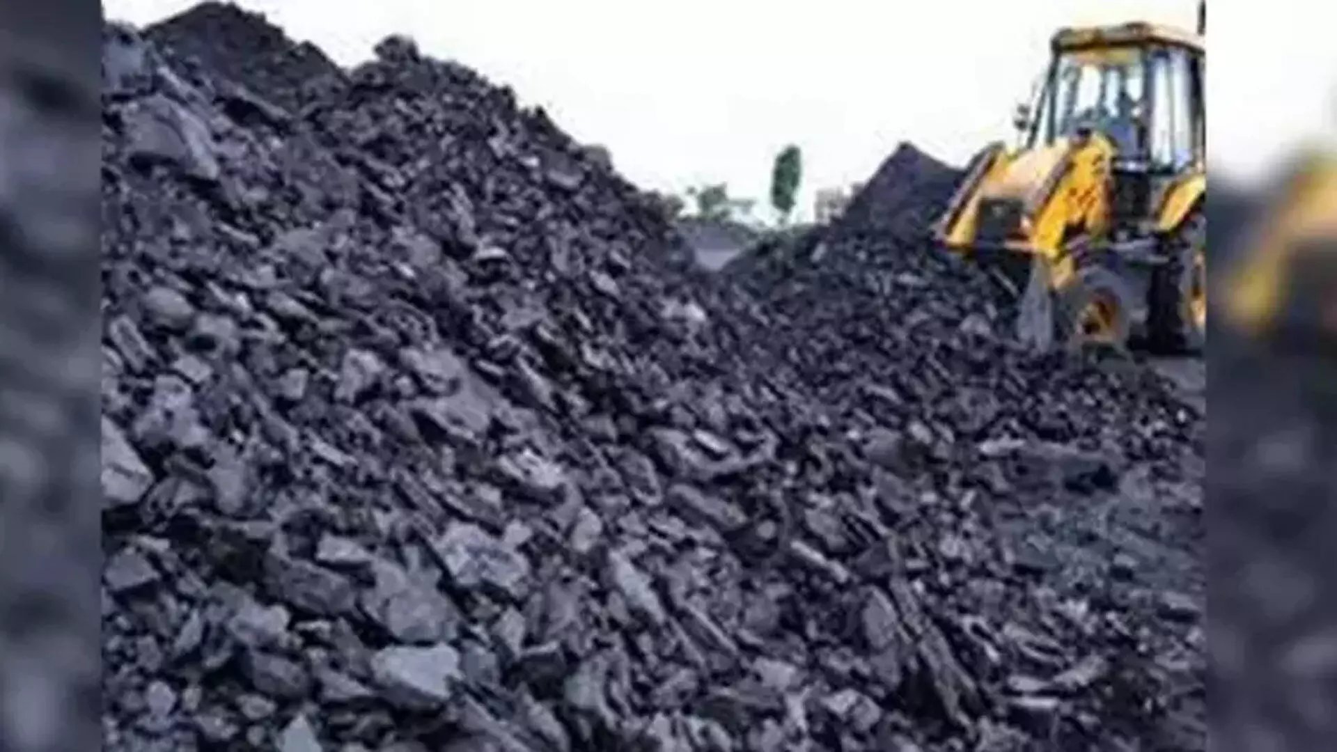 BUSINESS: निर्भरता कम करने के आह्वान के बीच, भारत में कोयला आयात अप्रैल में 13% बढ़ा