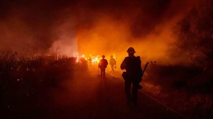World: जंगल की आग कैलिफोर्निया तक फैलने के कारण 1,200 से अधिक लोगों को निकाला गया