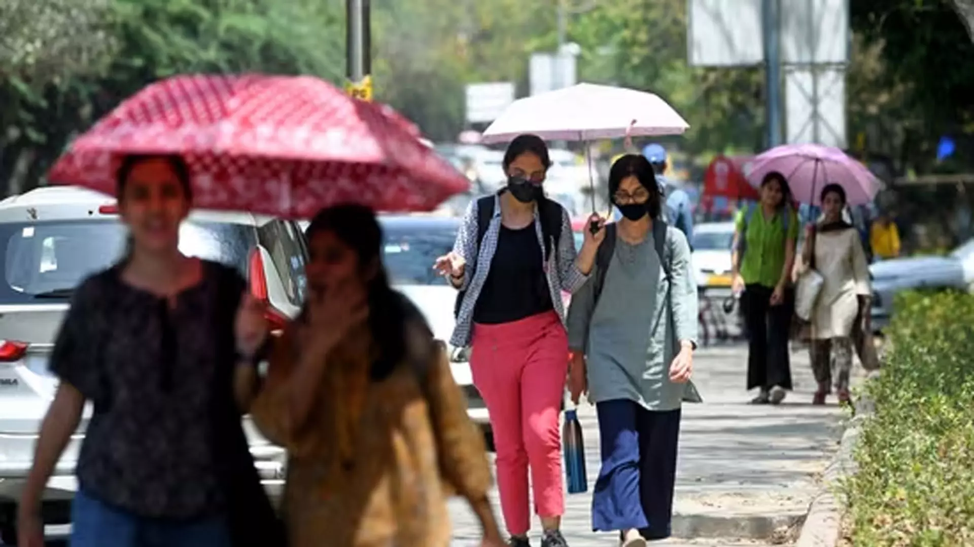 DEHLI NEWS: दिल्ली में आज का मौसम 34.05 °C पर