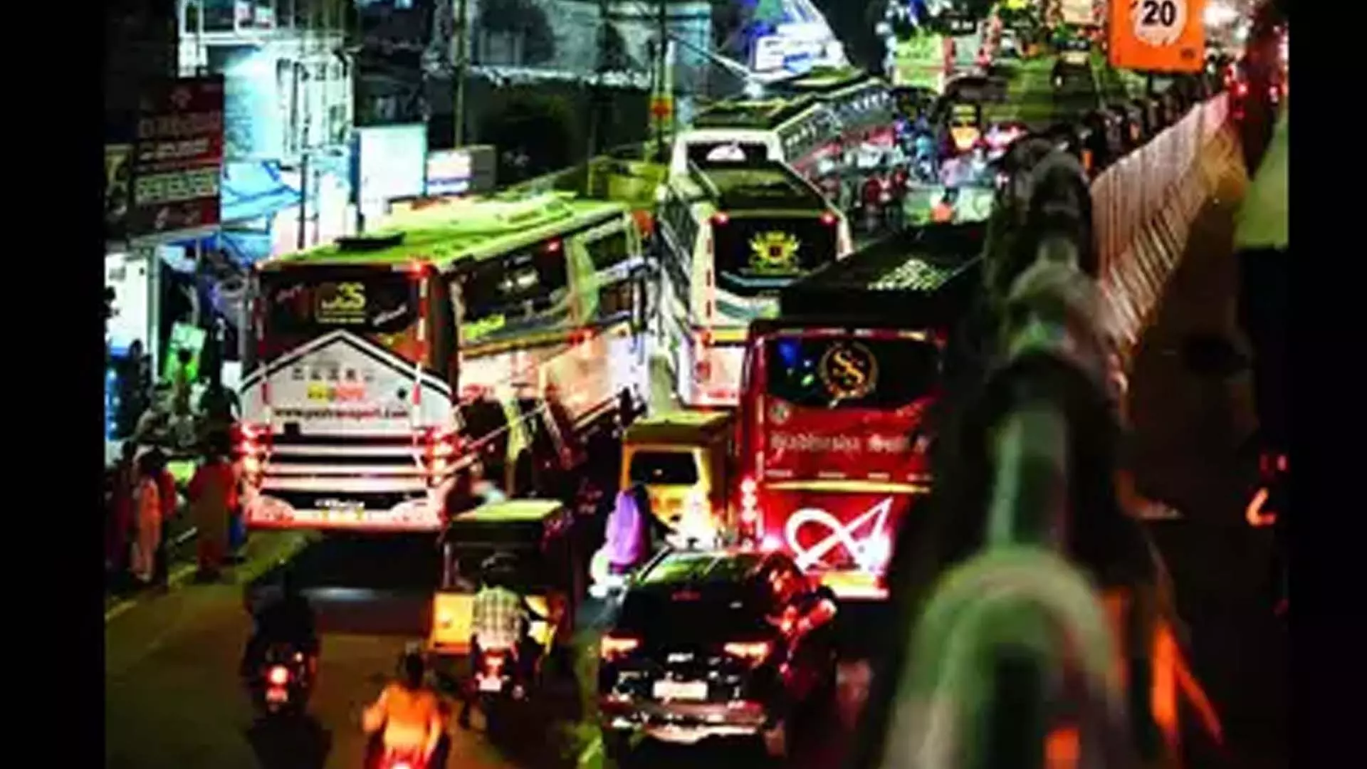 Chennai News: कोयम्बेडु में निजी बसों के अवैध रूप से पार्क होने से अराजकता का माहौल