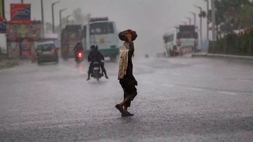 Weather : तेज हवाओं के साथ हुई हल्की बारिश  राजसमंद जिले में बदला मौसम का मिजाज