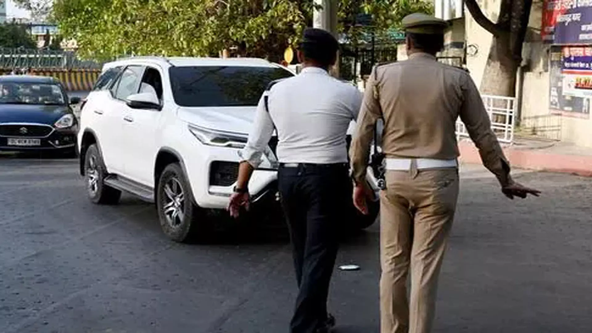 NOIDA: जी.बी. नगर में वाहनों पर लगे अवैध स्टिकरों के खिलाफ पुलिस की कार्रवाई