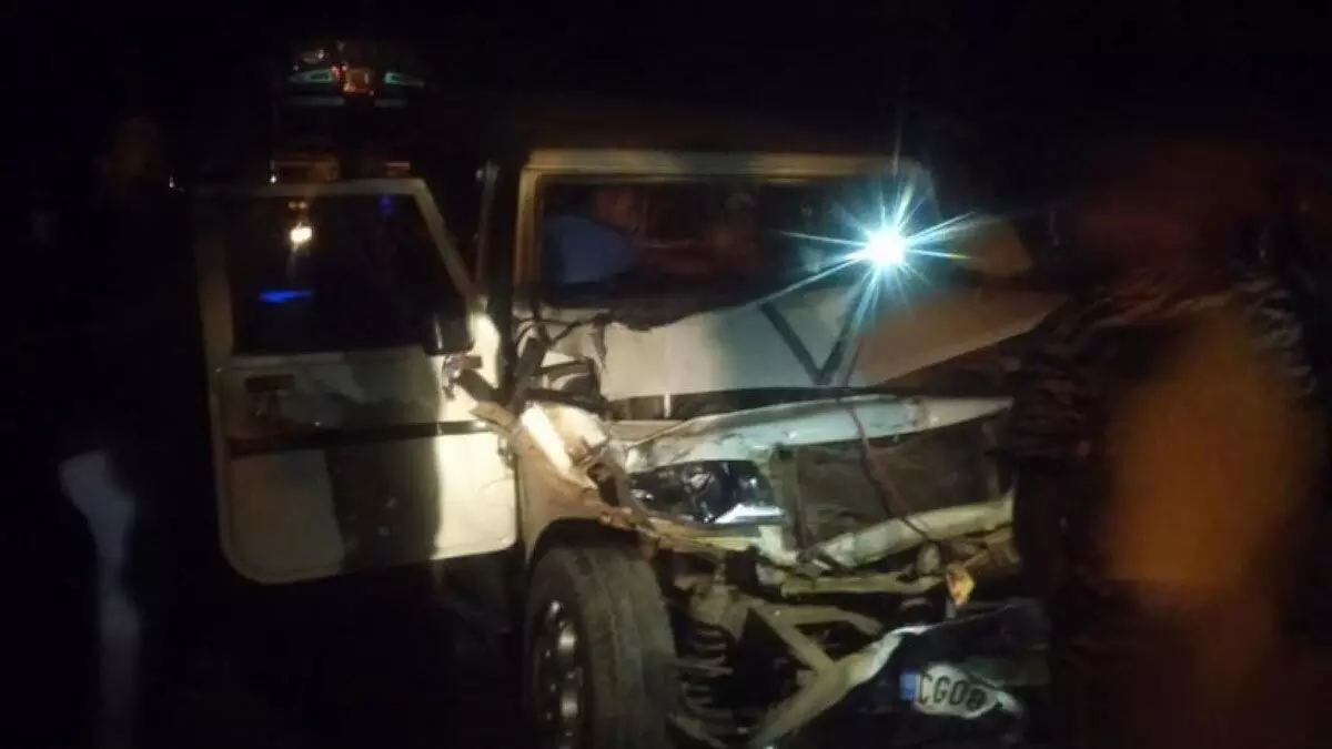 CG NEWS: बोलेरो और ट्रक में जबरदस्त टक्कर, 14 लोग घायल, 4 की हालत गंभीर