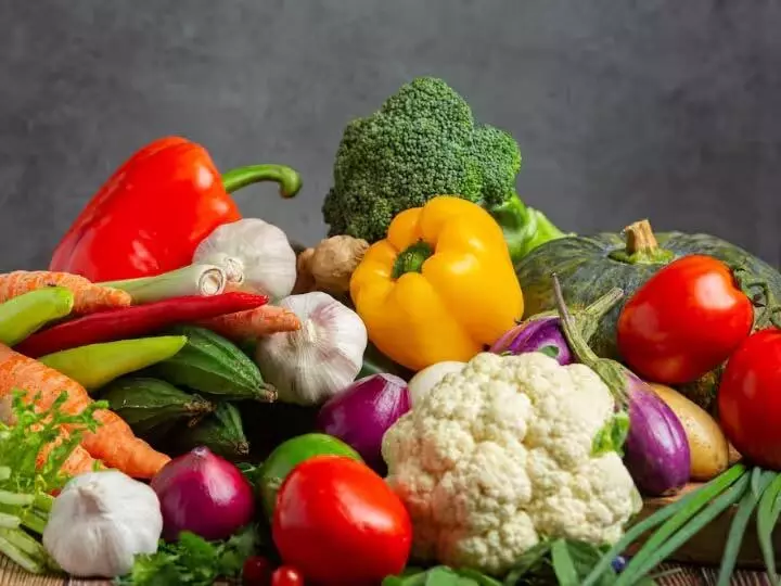 Health: इन सब्जियों को भूलकर भी न खायें कच्चा,बड़ सकती हैं शरीर में यह परेशानियाँ