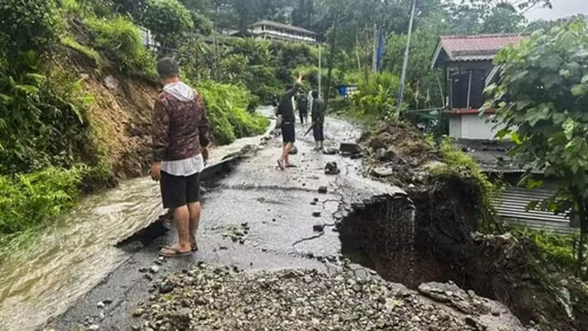 Sikkim news: सिक्किम में लगातार बारिश से बचाव अभियान प्रभावित, 1,200 पर्यटक फंसे