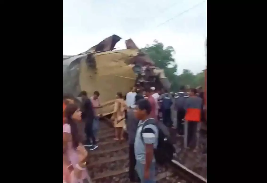 कंचनजंगा एक्सप्रेस ट्रेन को मालगाड़ी ने टक्कर मारी, कई यात्री घायल, सीएम का ट्वीट आया