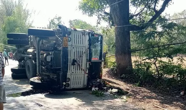 Dharmshala: लावारिस पशु को बचने के चक्कर में पलटा एक ट्रक