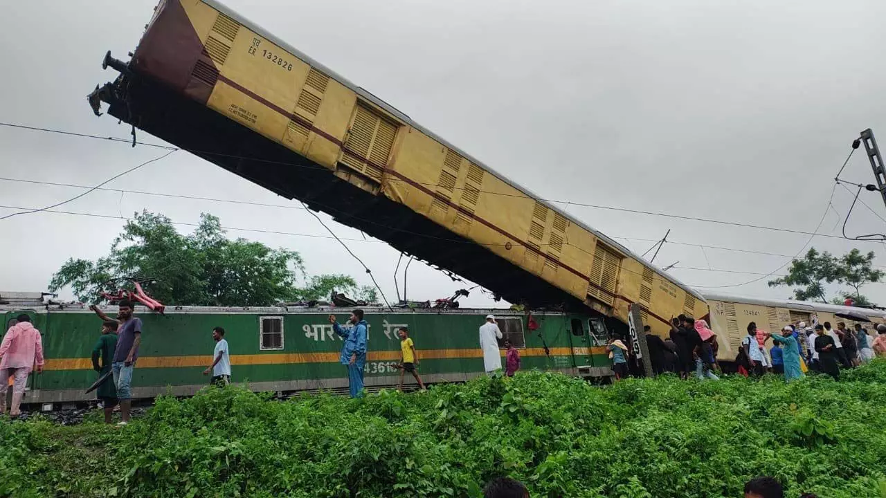 Kanchenjunga Express: फिर हुआ बड़ा रेल हादसा, हवा में लटकी बोगी, मची अफरातफरी