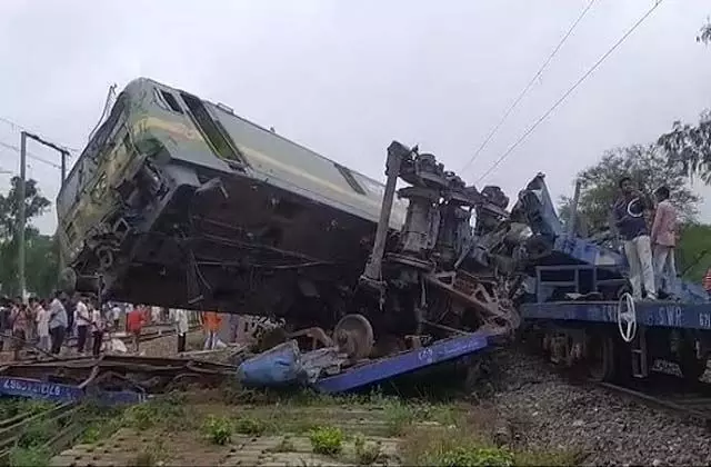 West Bengal:बड़ा ट्रेन हादसा, प. बंगाल के दार्जिलिंग में मालगाड़ी की कंचनजंगा एक्सप्रेस से टक्कर