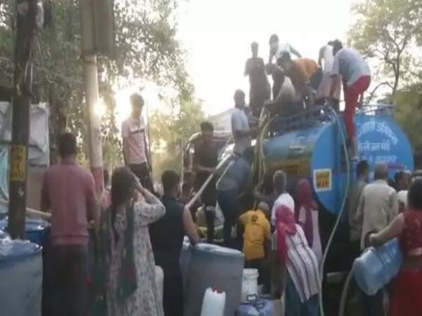 Delhi : कई इलाकों में जल संकट के चलते लोग पानी के टैंकरों के लिए लाइन में लगे रहे