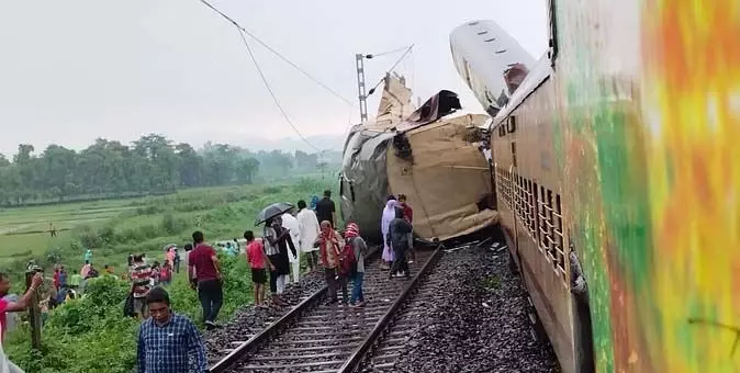 Kanchenjunga Express: बड़ा ट्रेन हादसा हुआ, 5 लोगों की मौत 20-25 लोग घायल, हवा में लटकी बोगी