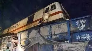 Freight train overturned: ट्रेन से भिड़ी मालगाड़ी की कई बोगियां पलटी