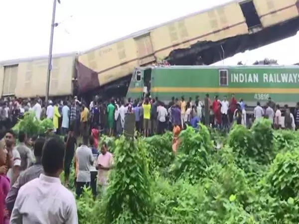 West Bengal : मालगाड़ी के कंचनजंगा एक्सप्रेस से टकराने से कम से कम पांच यात्रियों की मौत, कई लोग घायल