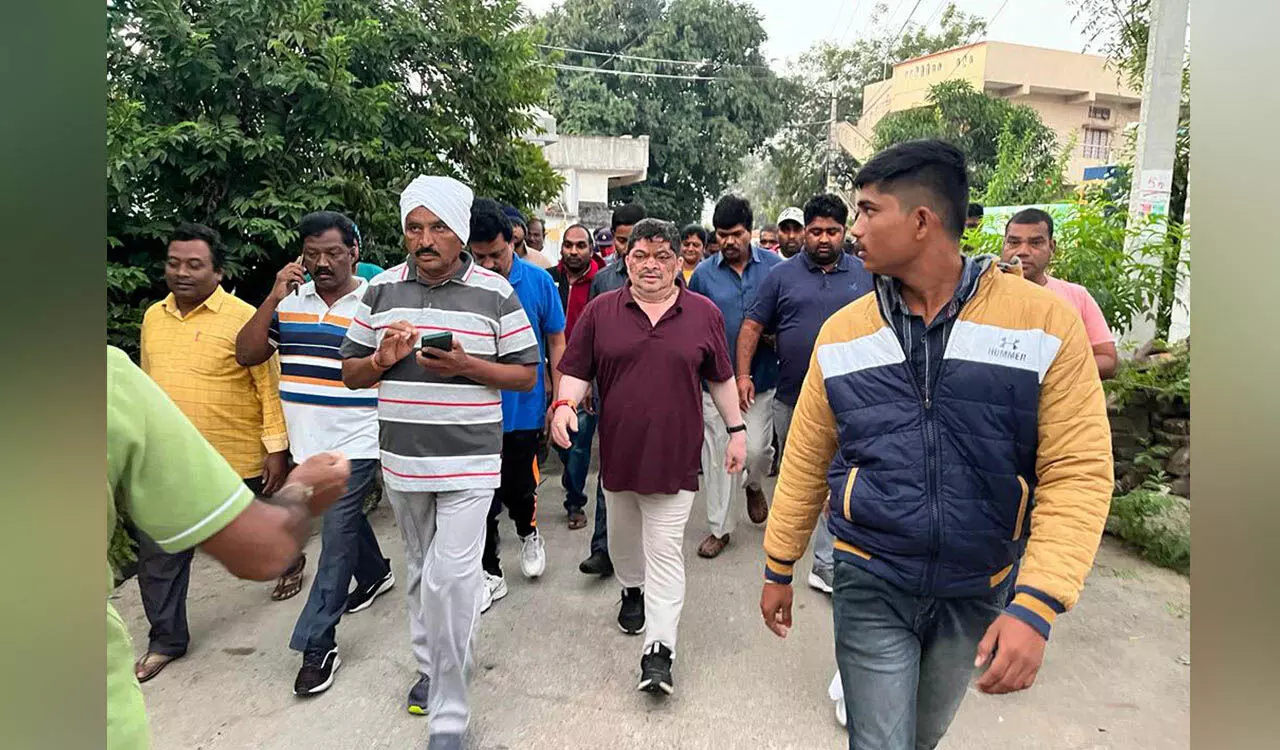 Telangana News:पोन्नम प्रभाकर हुस्नाबाद कस्बे में सुबह की सैर के दौरान जनता से हुईं रूबरू