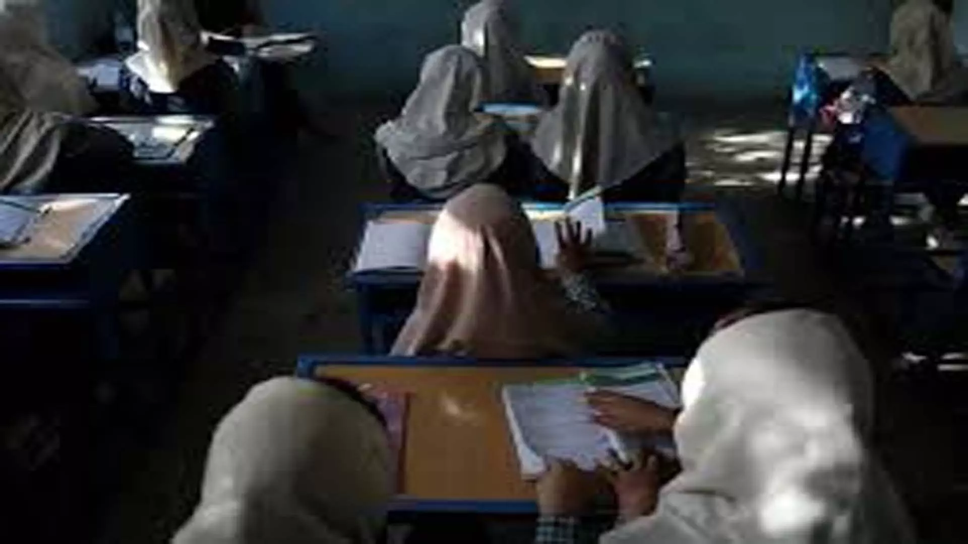 Afghanistan :एमनेस्टी ने तालिबान से लड़कियों के स्कूल फिर से खोलने का आग्रह किया