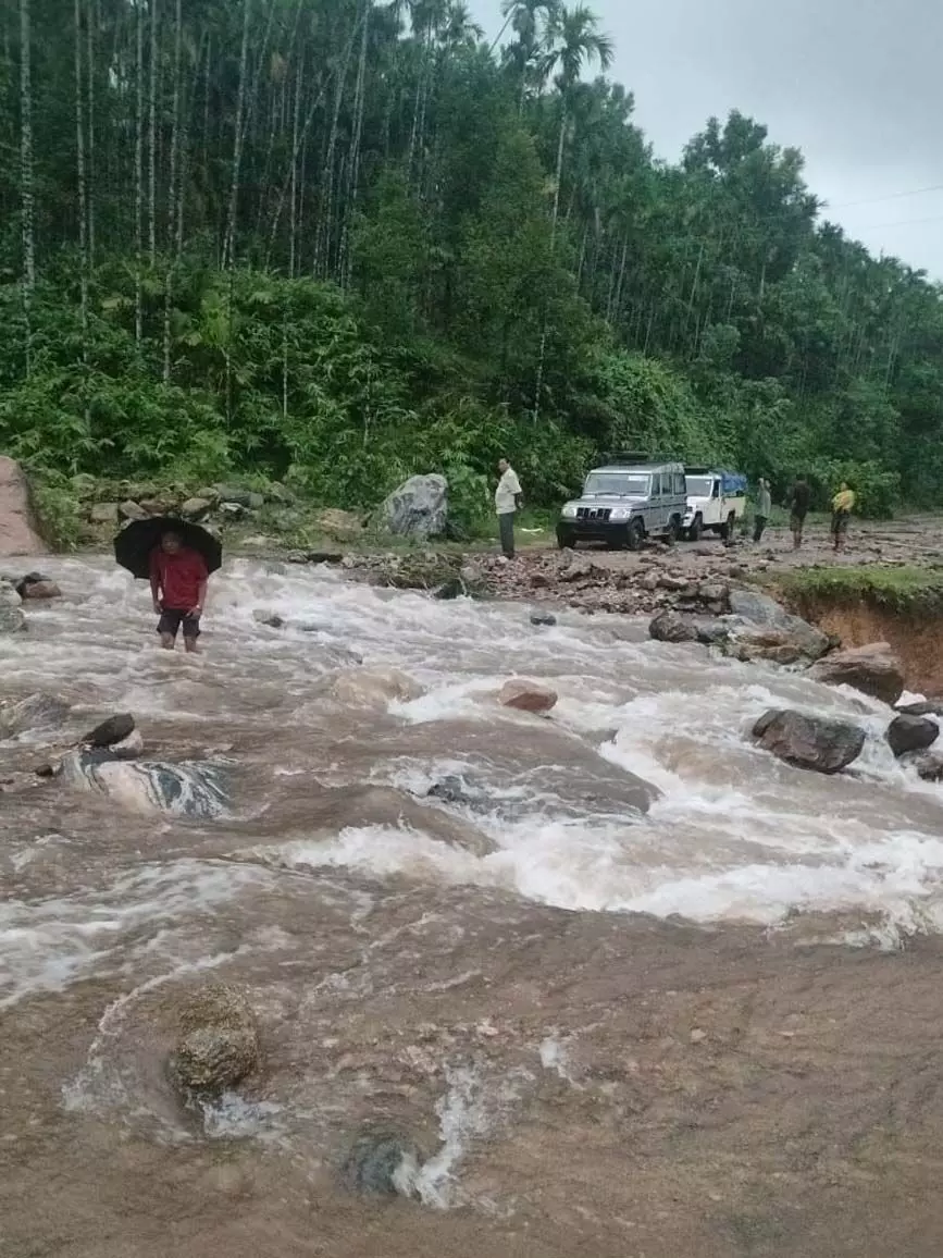Meghalaya : बारिश से भरी नदियों के उफान पर होने से एनएच 62 पर यातायात बाधित