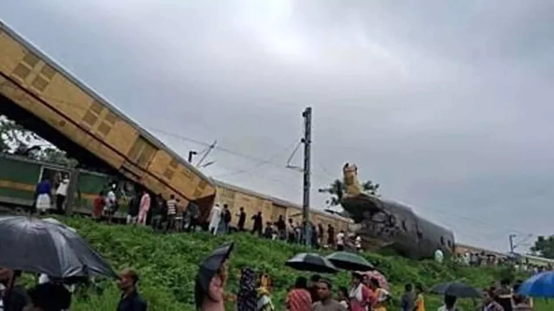 West Bengal: मालगाड़ी के कंचनजंगा एक्सप्रेस से टकराने से 15 लोगों की मौत, 60 घायल