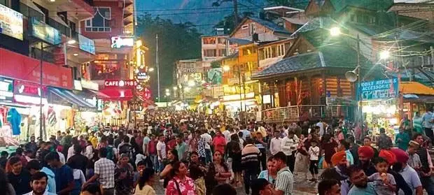 Himachal : मैदानी इलाकों में गर्मी की लहर, मनाली और लाहौल की चोटियों पर पर्यटकों की भीड़