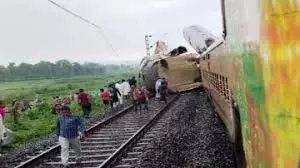 Bengal Train Accident: प्रशासन द्वारा जारी किया गया हेल्पलाइन नंबर