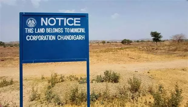 Chandigarh: AAP नेता, BJP ने चंडीगढ़ के चार गांवों में जमीन की नीलामी का विरोध किया