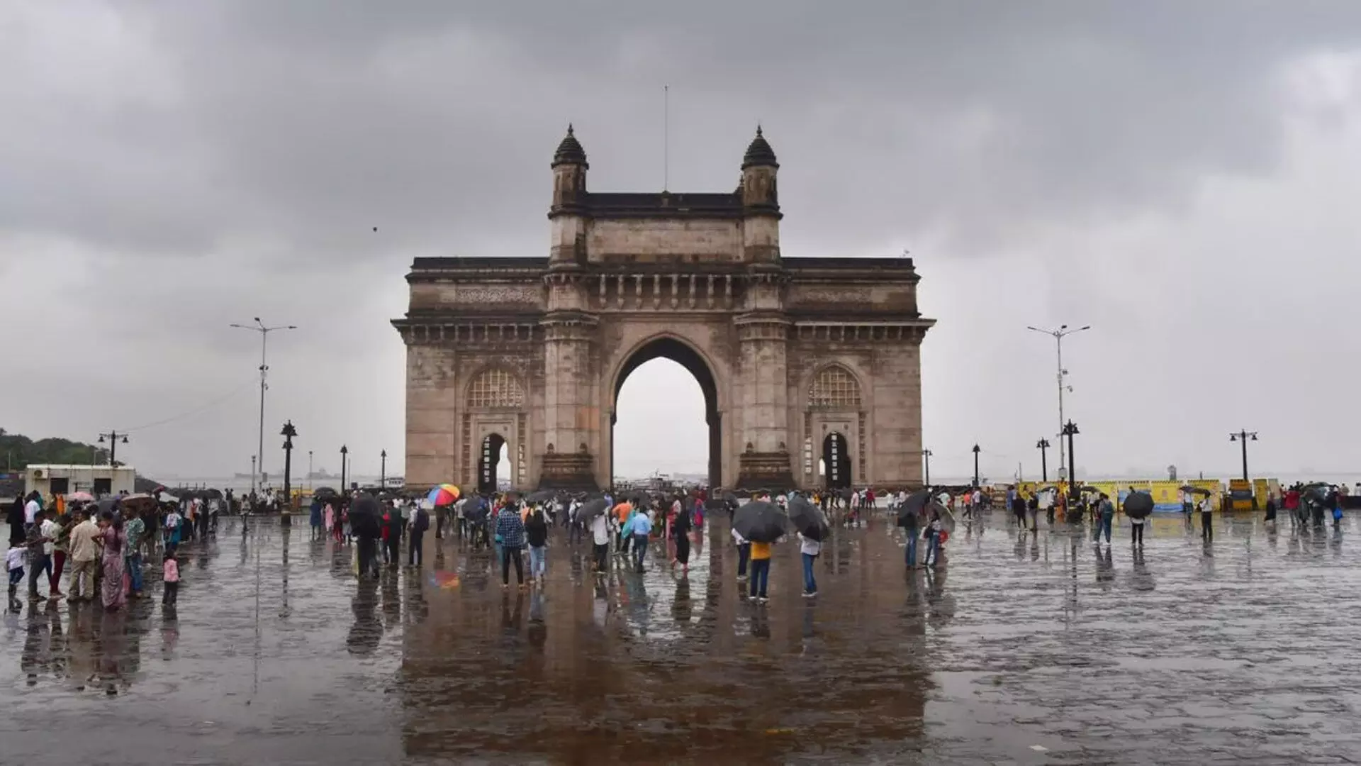 Mumbai weather update: आज आसमान में बादल छाए रहने के साथ हल्की बारिश का अनुमान