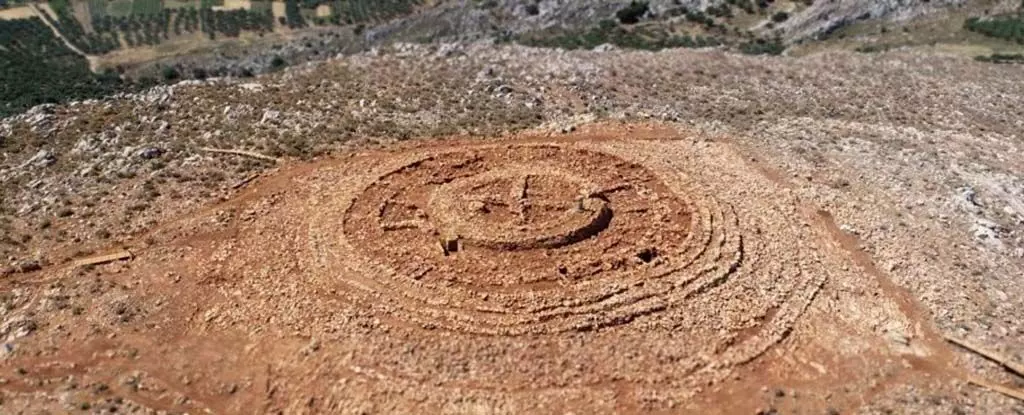 Science : ग्रीस में मिली रहस्यमयी गोलाकार संरचना ने पुरातत्वविदों को हैरान कर दिया