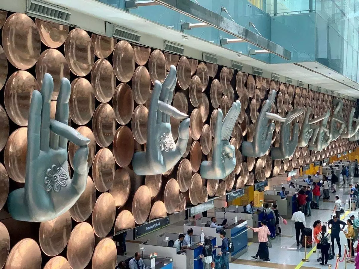 इंदिरा गांधी इंटरनेशनल एयरपोर्ट पर बिजली गुल, पैसेंजर्स इधर से उधर घूमते रहे, VIDEO
