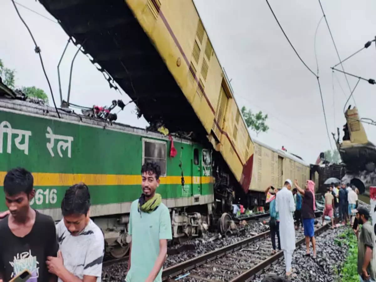 Train Accident: दुर्घटनास्थल पर पहुंचे रेल मंत्री, अब तक 9 मौतें, रेलवे ने खुद बताई हादसे की वजह