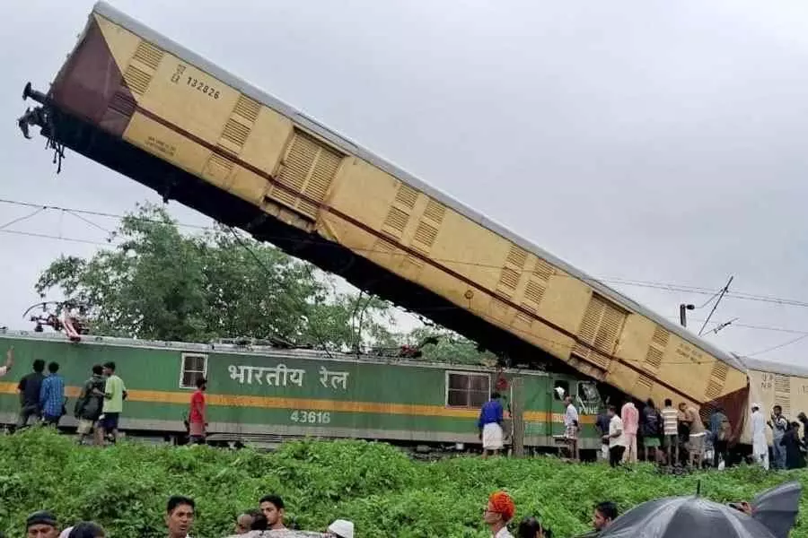 Bengal train accident: रेलवे बोर्ड ने कहा- दुर्घटना मार्ग पर ट्रेन टक्कर रोधी प्रणाली लागू नहीं