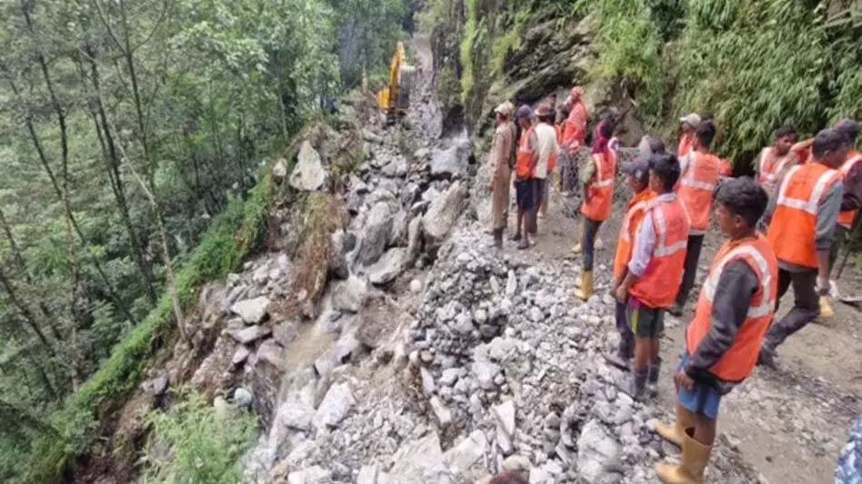 Sikkim News: सिक्किम के मंत्री ने लाचुंग में फंसे 1,200 पर्यटकों को सुरक्षित निकालने का आश्वासन दिया