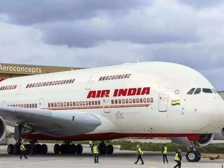 Mumbai: Air India विमान में बिना पका हुआ खाना और सीट कवर गंदा का लगा आरोप