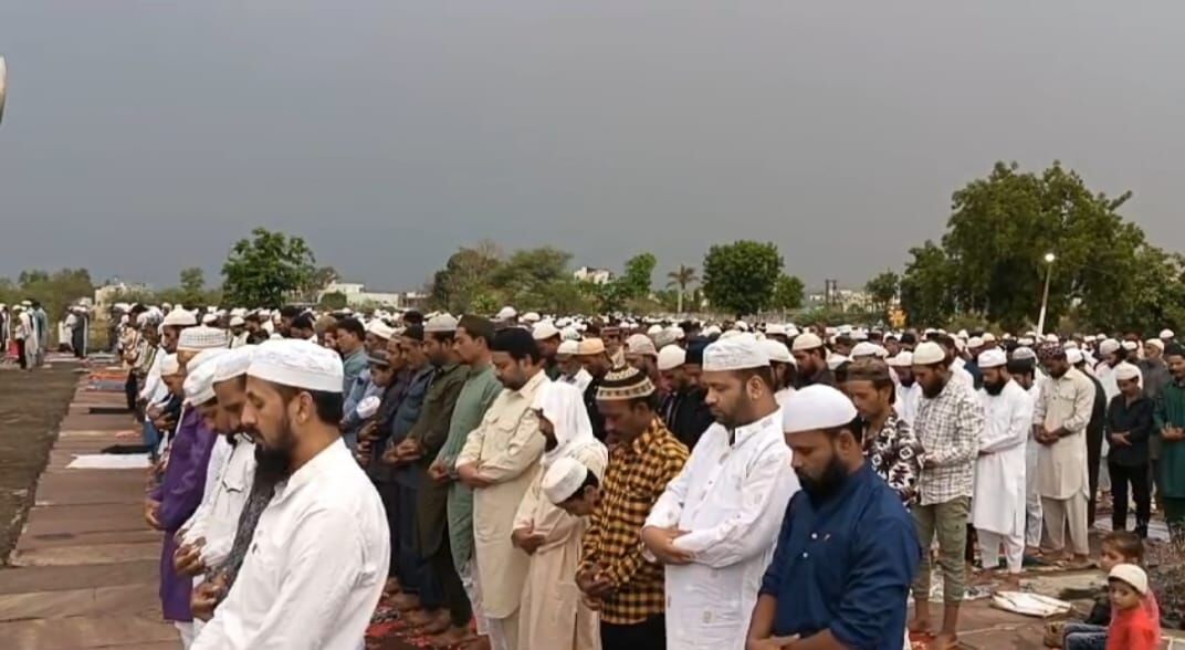 Eid ul Azha festival: मुस्लिम समुदाय के लोगों ने हाथ उठाकर मांगी अमन चैन और खुशहाली के लिए दुआ