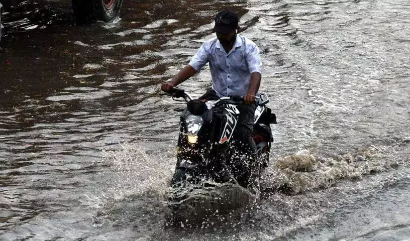 Hyderabad: भारी बारिश के बाद हैदराबाद की सड़कों पर जलभराव, DRF की टीमें हरकत में आईं