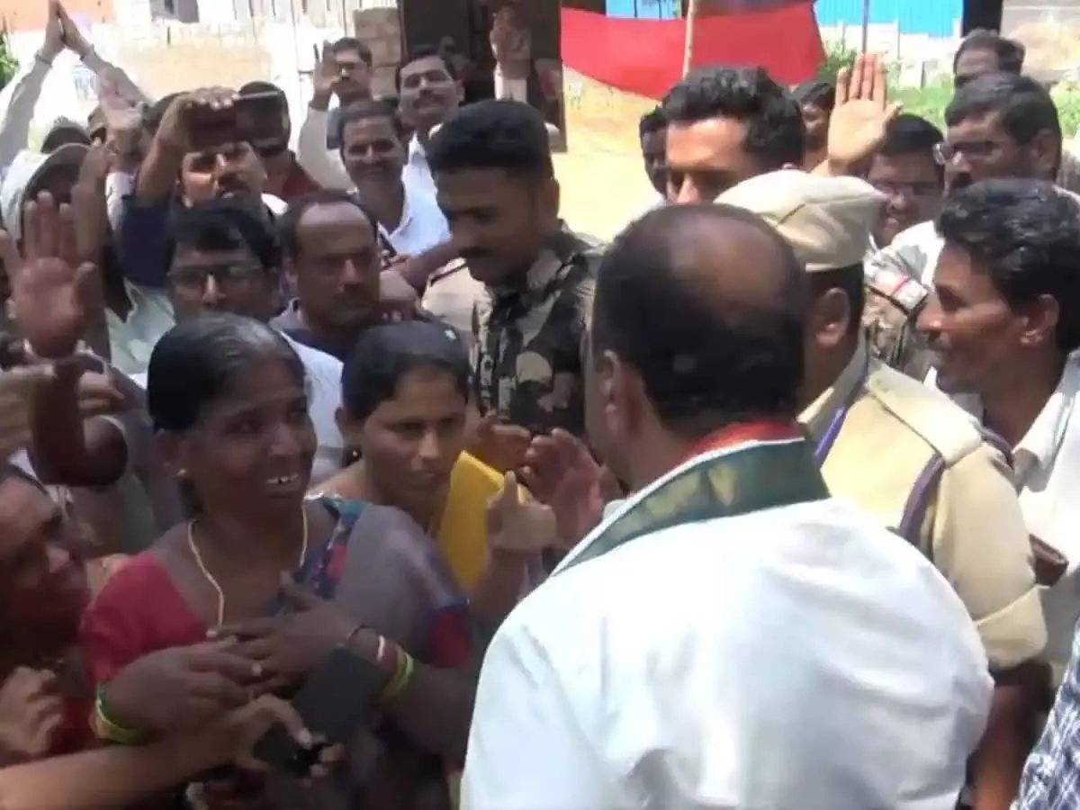 Telangana: नलगोंडा ORR भूमि विस्थापितों ने न्याय की मांग करते हुए कोमाटिरेड्डी के पैरों में गिरकर गुहार लगाई