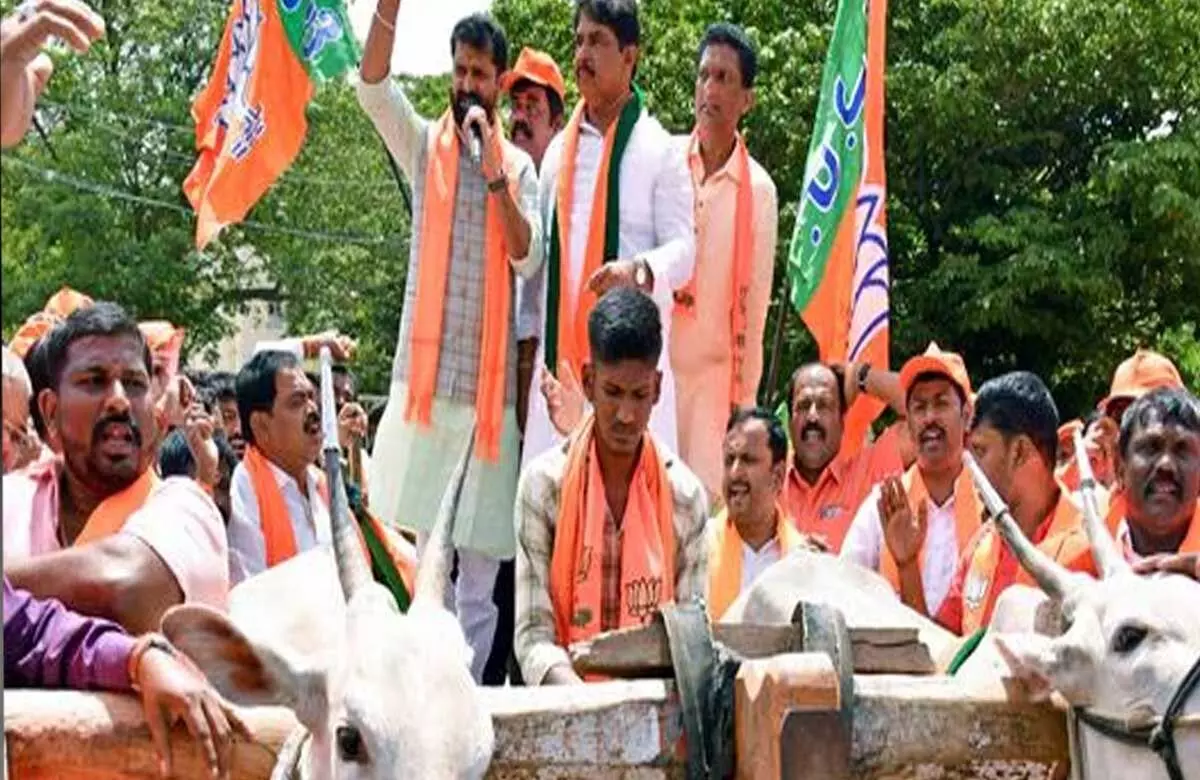 Karnataka: BJP नेता भानुप्रकाश डायस ईंधन की कीमतों में बढ़ोतरी के खिलाफ किया विरोध प्रदर्शन