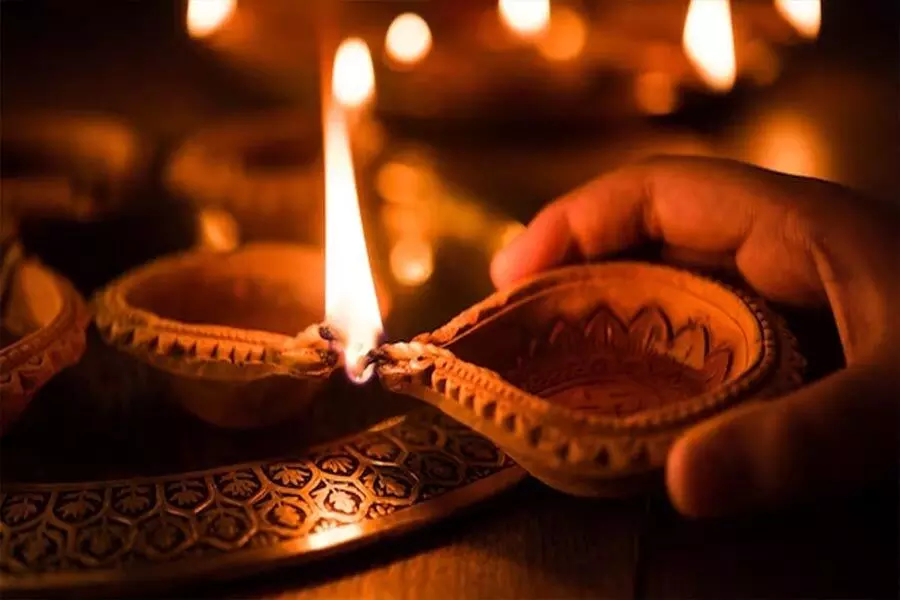 Dharm Shastra: हर शाम घर की चौखट पर इस खास तेल का जलाएं दीपक