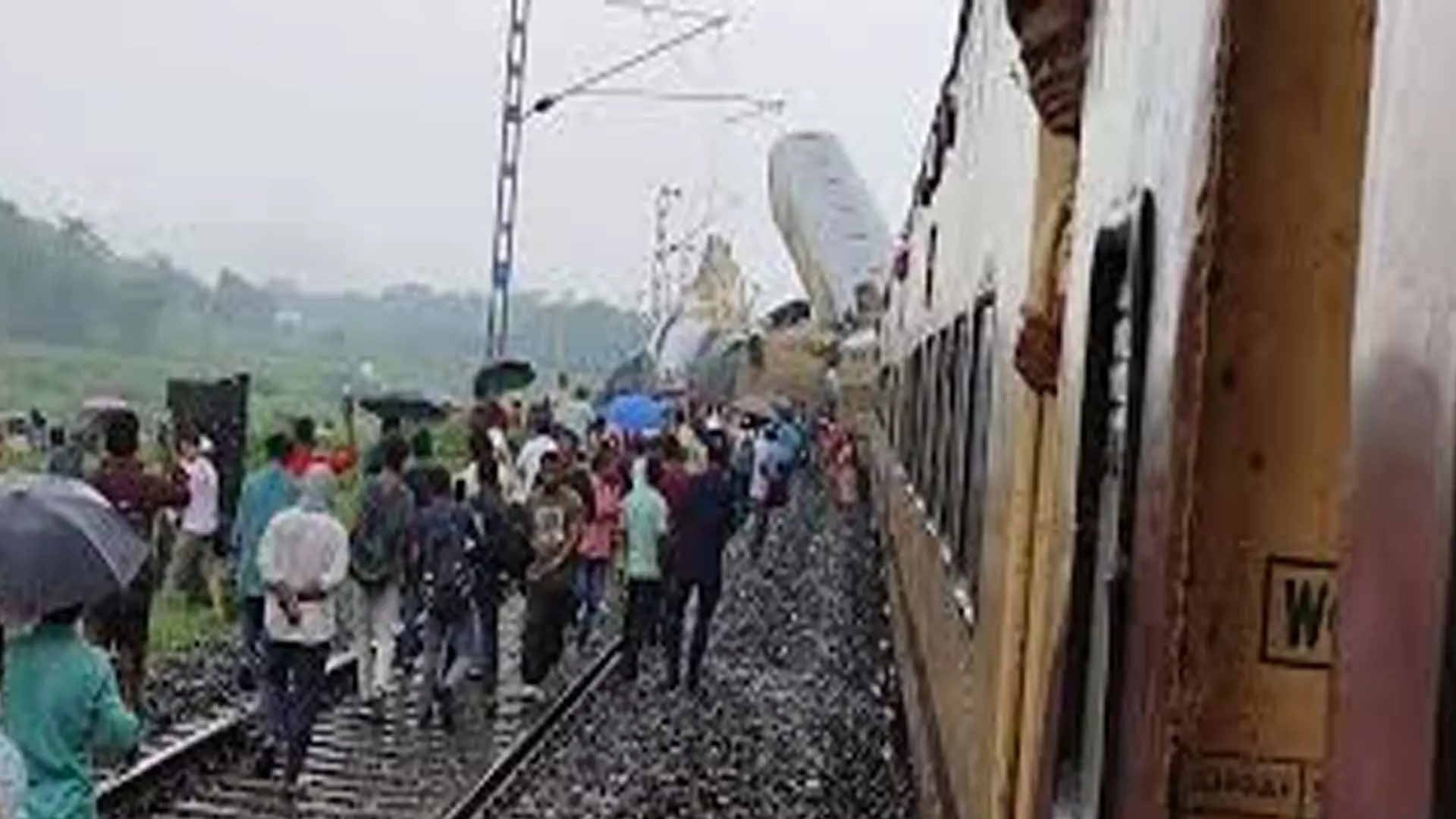 Kolkata: न्यू जलपाईगुड़ी के पास ट्रेन दुर्घटना, हवाई किराए में सामान्य किराए से लगभग तीन गुना वृद्धि हुई