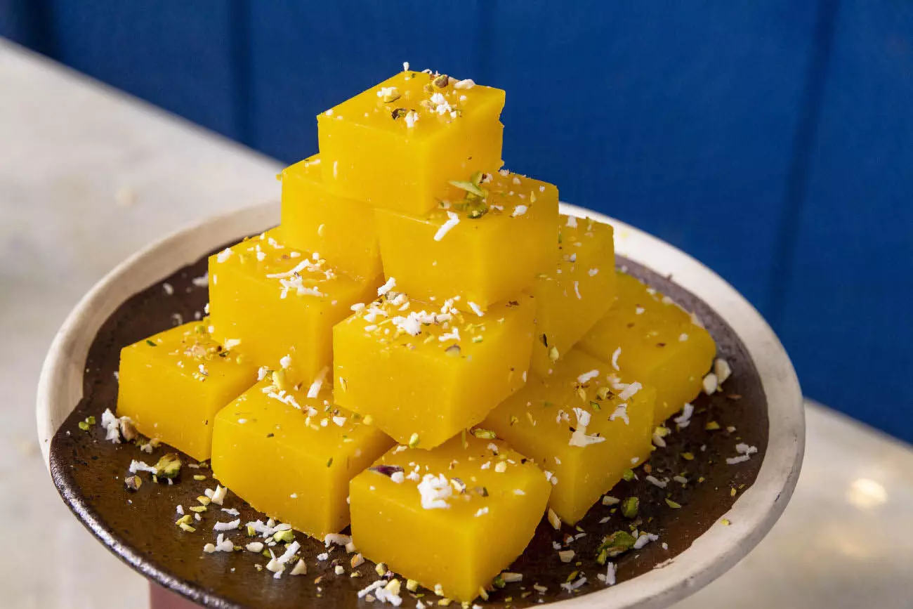 PINEAPPLE BARFI RECIPE : बनाइये टेस्टी और हेअल्थी फ्रूट पाइनएप्पल की बर्फी जानिए रेसिपी