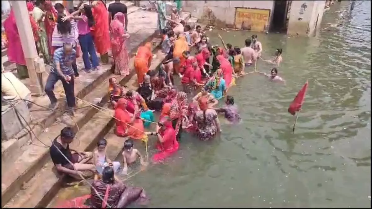 Pushka:पुष्कर सरोवर में स्नान के लिए श्रद्धालु उमड़ पड़े