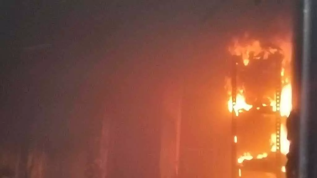Uttarakhand: गोरापड़ाव में कार के गोदाम में लगी आग  तीन गाड़िया जलकर राख